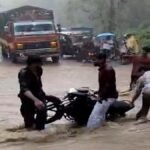 रामनगर में रिंगौड़ा उफनते नाले में युवकों ने दौड़ा दी बाइक, बाल-बाल बची जान, देखें वीडियो